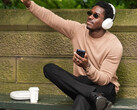 Damson Idris a Sony még meg nem jelent over-ear fejhallgatóját viseli.