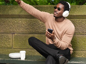 Damson Idris a Sony még meg nem jelent over-ear fejhallgatóját viseli.