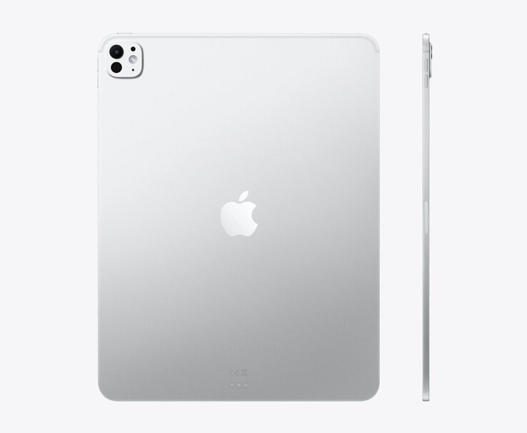 A Apple iPad Pro M5 hátulról és oldalnézetből, ezüst színben, kiemelve a vékony alumínium kialakítást és az egylencsés hátsó kamerát (Kép forrása: Apple)