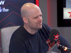 Dan Houser felvétele a The Chris Evans Breakfast Show-ban (kép forrása: Virgin Radio UK YT)