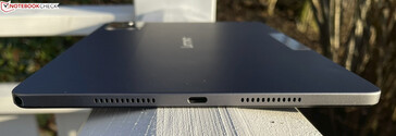 Jobbra: hangszóró, USB-C 2.0, hangszóró