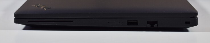 rendben: USB-A 3.2 Gen 1, RJ45-Ethernet, Kensington Lock foglalat, Smartcard olvasó, nanoSIM, USB-A 3.2 Gen 1, RJ45-Ethernet, Kensington Lock foglalat