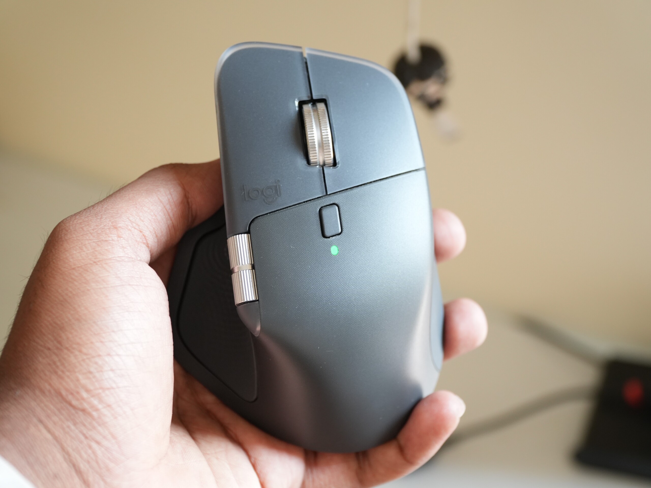 A Logitech MX Master 4 grafit színben (Kép forrása: Abhinav Fating/Notebookcheck)