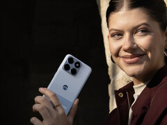 A promóciós képeken a telefon különböző színváltozatokban látható. A képen: az Edge 70 Fusion egyik kiszivárgott képe.