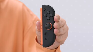 Nintendo Switch 2 Joy-Con a kezében (Kép forrása: screenshot, Nintendo of America YouTube)