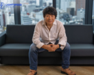 Hideaki Itsuno képe a Tencent LightSpeed Studios egyik kanapéján ülve (kép forrása: LightSpeed Studios)