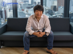 Hideaki Itsuno képe a Tencent LightSpeed Studios egyik kanapéján ülve (kép forrása: LightSpeed Studios)
