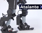 A Wandercraft Atalante X exoskeleton hét évvel a stroke után javítja a nő járását. (Kép forrása: Wandercraft)