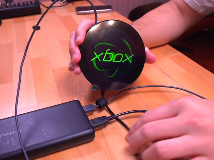 Az izzó ékszer most kijelzőként funkcionál. (Kép forrása: Macho Nacho Productions via YouTube)