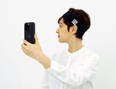 A fej és a fül szkennelését egy mellékelt fejpánt és néhány QR-kódszerű matrica segíti (Kép forrása: Final)