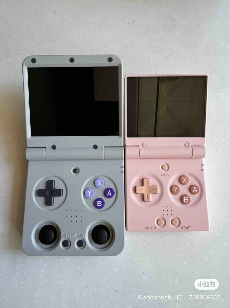A Miyoo Flip és a Miyoo Mini Flip, balról jobbra. (Kép forrása: GameboyJuntaro)