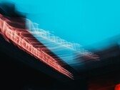 Absztrakt motion blur a londoni Nemzeti Színház feliratáról (Kép forrása: Samuel Regan-Asante via Unsplash)