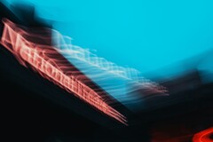 Absztrakt motion blur a londoni Nemzeti Színház feliratáról (Kép forrása: Samuel Regan-Asante via Unsplash)