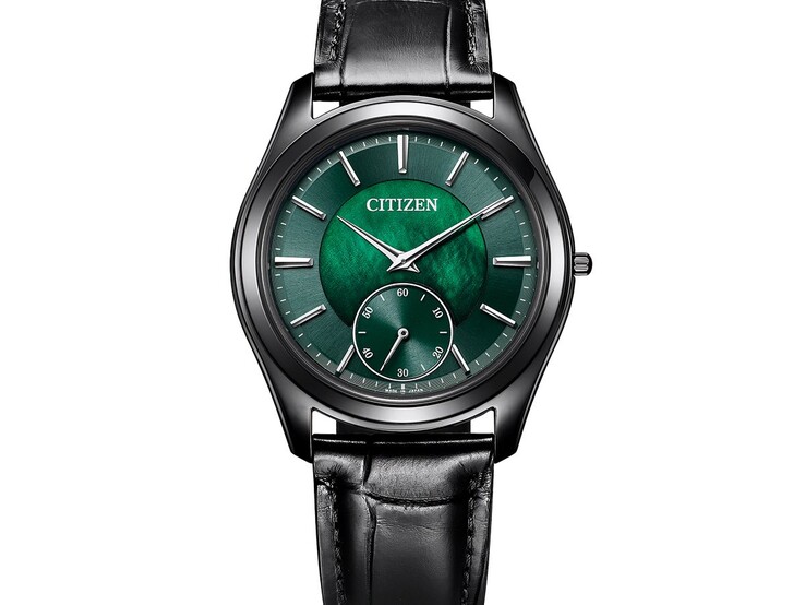 Ferde szögből készült közeli felvétel a Citizen Eco-Drive One AQ5025-04N óráról, amelyen csillogó zöld gyöngyház számlapja, ezüstszínű mutatói és órajelzései, fekete tokja és bőrszíja látható.
