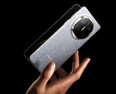 Apple állítólag 2026-ban dobja piacra első összehajtható telefonját, hogy felvegye a versenyt a képen látható Huawei Mate X6-tal. (Kép forrása: Huawei)