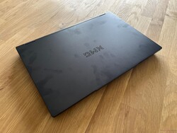 Az ujjlenyomatok gyorsan láthatóvá válnak az alumínium felületeken.