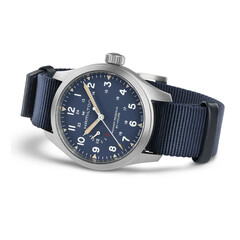A Hamilton Khaki Field Power Reserve 40 mm kék számlappal