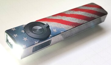 Az Olight ArkPro Stars & Stripes zseblámpa széles sugárzási módban 1 500 lumen fényerőt biztosít.