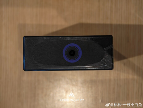 Az egyenáramú csatlakozó a Honor Win 360W töltő tetején