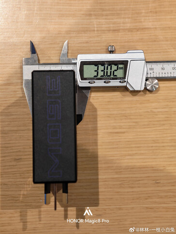 A Honor Win 360W töltő vastagsága