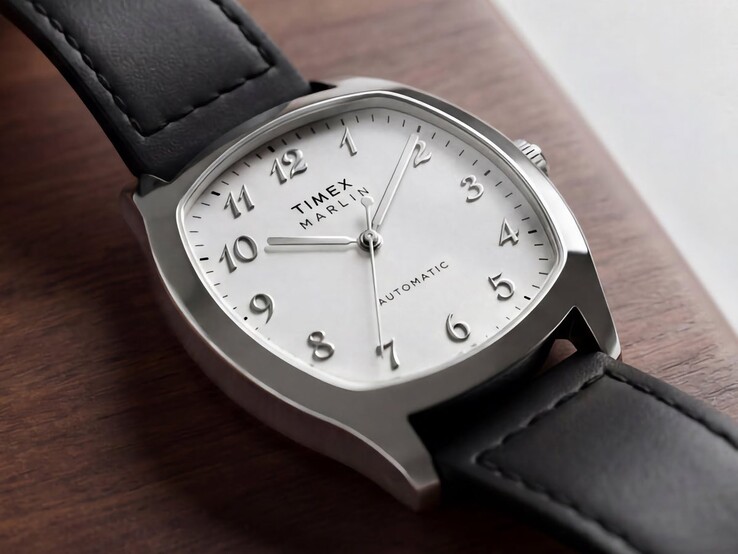 Timex Marlin Chatham Automatic ezüstszínű párna alakú tokkal, fehér számlappal, ezüstszínű arab számokkal és fekete bőrszíjjal