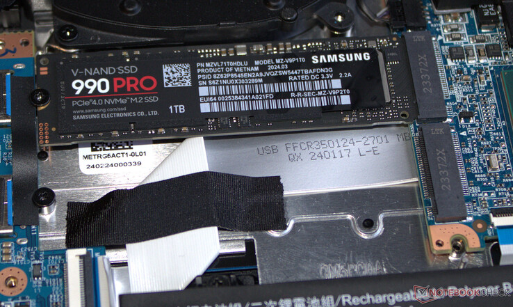 A laptop két PCIe-4 SSD-t tud fogadni.