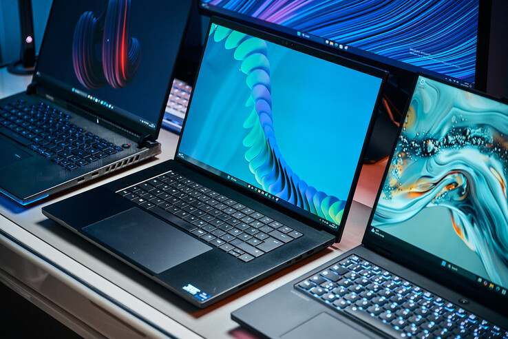 Páratlan reakcióidő, elképesztő kontrasztok és nagyszerű színek. A Blade 16 a 240 Hz-es OLED kijelzővel.