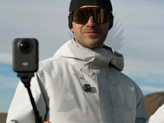 A DJI Osmo 360 használatban, a látszólag akkumulátor hosszabbító rúddal. (Kép forrása: via Igor Bogdanov)