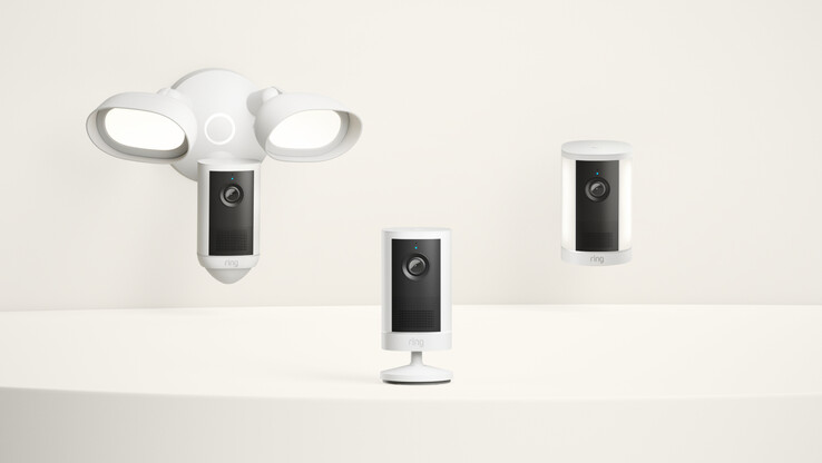 Az Outdoor, Spotlight és Floodlight Cam 4K Plus modellek többféle telepítési lehetőségre terjesztik ki a Retinal 4K technológiát, egyes készülékeknél akkumulátoros és napelemes tápellátással is.