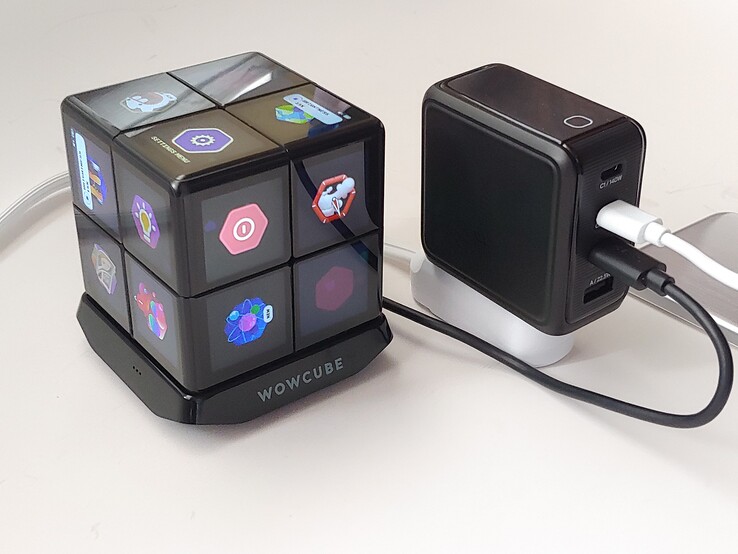 Játék és power bank töltése.