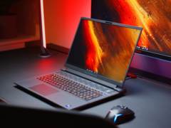 Az RX 7900M GPU-val ellátott Alienware m18 R1 azon kevés AMD-kártyával ellátott játékos laptopok közé tartozik. (Kép forrása: NotebookcheckReviews a YouTube-on)