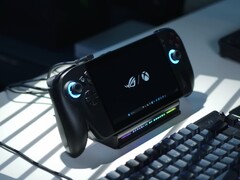 Az Asus ROG Xbox Ally X-et az AMD Ryzen Z2 Extreme APU hajtja. (Kép forrása: Alex Waetzel a NotebookcheckReviews számára a YouTube-on)
