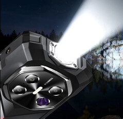 A Fossibot F113 okostelefon felső szélébe 160 lumenes zseblámpát építettek. (Kép forrása: Fossibot)