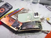 Az akkumulátor robbanása egy tartóssági teszt során olyasmi, amit JerryRigEverything eddig még nem tapasztalt. A Google Pixel 10 Pro Fold nem javított az elődök gyengeségein. (Kép forrása: JerryRigEverything)