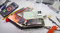 Az akkumulátor robbanása egy tartóssági teszt során olyasmi, amit JerryRigEverything eddig még nem tapasztalt. A Google Pixel 10 Pro Fold nem javított az elődök gyengeségein. (Kép forrása: JerryRigEverything)