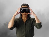 A képen egy játékos látható, aki Steam Frame VR-szemüveget visel