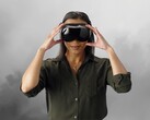 A képen egy játékos látható, aki Steam Frame VR-szemüveget visel