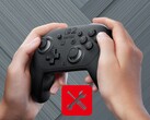 Játékos mozgatja a bal hüvelykujját a Switch 2 Pro Controllerrel