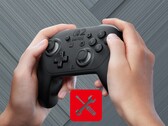 Játékos mozgatja a bal hüvelykujját a Switch 2 Pro Controllerrel
