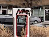 Egy Tesla Supercharger graffitivel. Az autógyártó fogadkozott, hogy felelősségre vonja a vandálokat (Kép forrása: SnazzyLabs on X)
