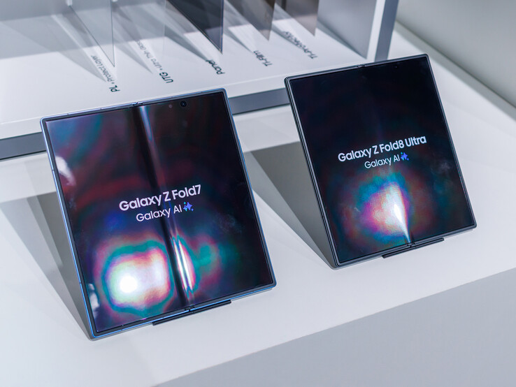 A Galaxy Z Fold7-hez képest a Fold8 Ultra hajtogatási éle laposabb lett.