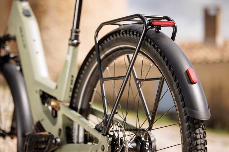 A kerékpárhoz csomagtartó és világítási rendszer tartozik