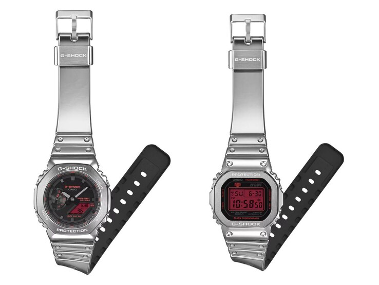 A Casio G-Shock GM-2100YRA-8A (balra) és GM-5600YRA-8 (jobbra) órák