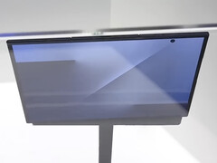 A Samsung Galaxy Z TriFold az APEC South Korea 2025 kiállításon. (Kép forrása: SBS Korea via Omokgyo Electronics Mall - szerkesztve)