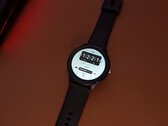 A Lige Smartwatch az Aliexpress-től az asztalon
