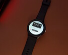 A Lige Smartwatch az Aliexpress-től az asztalon