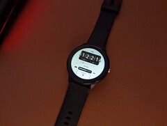 A Lige Smartwatch az Aliexpress-től az asztalon