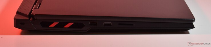 balra: A 3.2 Gen 1 USB, SD kártya