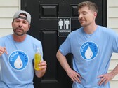Mark Rober áll MrBeast mellett egy doboz vizelettel (Kép forrása: MrBeast; kivágott screenshot)
