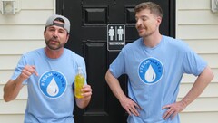 Mark Rober áll MrBeast mellett egy doboz vizelettel (Kép forrása: MrBeast; kivágott screenshot)